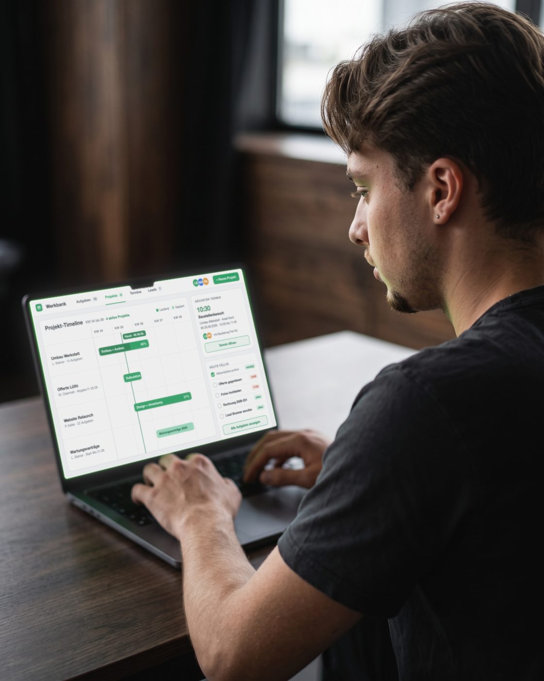Arbeit am Hub-Screen, über die Schulter fotografiert